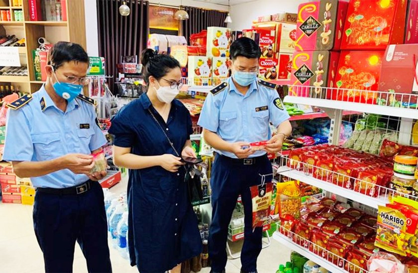 Lực lượng Quản lý Thị trường kiểm tra nhãn mác của hàng hóa. Ảnh: Nguyễn Trường Giang