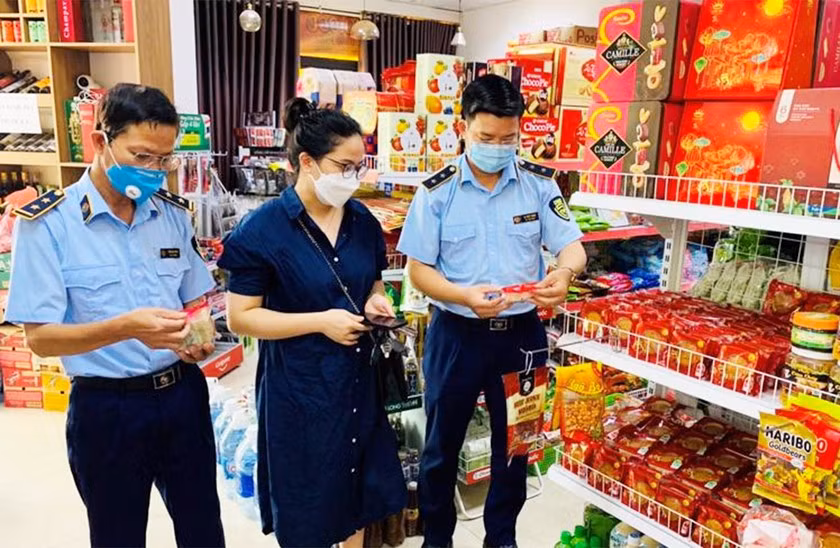 Lực lượng Quản lý Thị trường kiểm tra nhãn mác của hàng hóa. Ảnh: Nguyễn Trường Giang