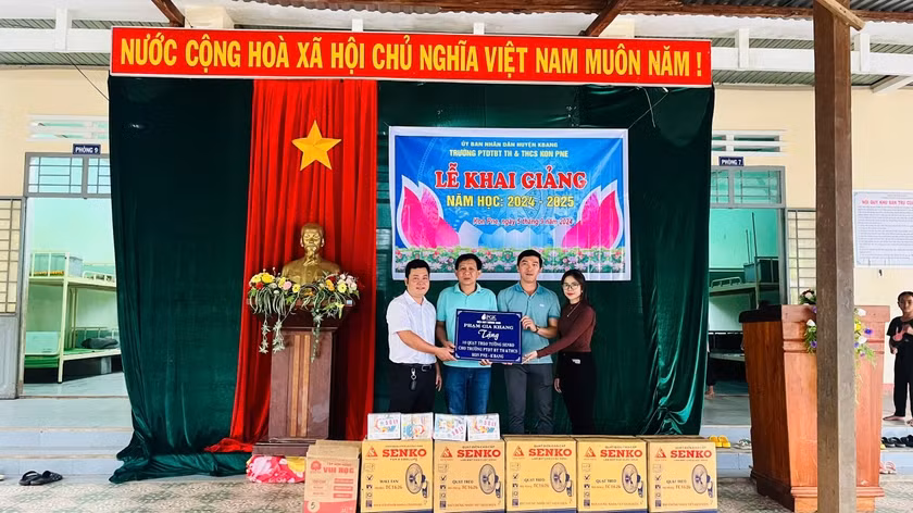 Đại diện Trường Phổ thông Dân tộc Bán trú Tiểu học và THCS Kon Pne đón nhận phần quà từ mạnh thường quân. Ảnh: Hoàng Hoài