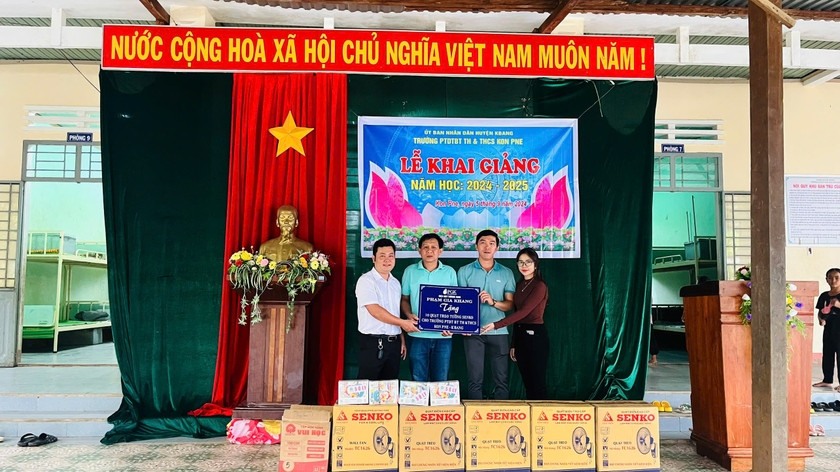 Đại diện Trường Phổ thông Dân tộc Bán trú Tiểu học và THCS Kon Pne đón nhận phần quà từ mạnh thường quân. Ảnh: Hoàng Hoài Đại diện Trường Phổ thông Dân tộc Bán trú Tiểu học và THCS Kon Pne đón nhận phần quà từ mạnh thường quân. Ảnh: Hoàng Hoài
