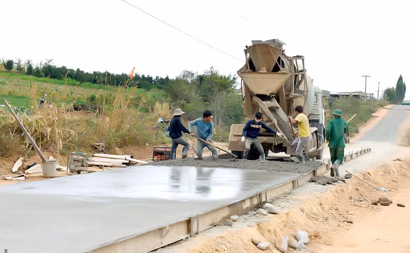 Làm đường giao thông nông thôn ở xã Chư Krêy, huyện Kông Chro. Ảnh: Đức Thụy