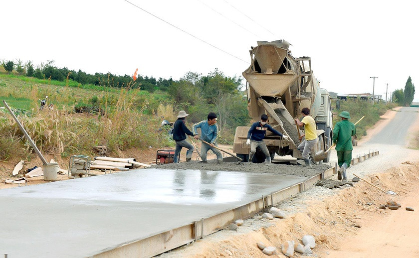 Làm đường giao thông nông thôn ở xã Chư Krêy, huyện Kông Chro. Ảnh: Đức Thụy