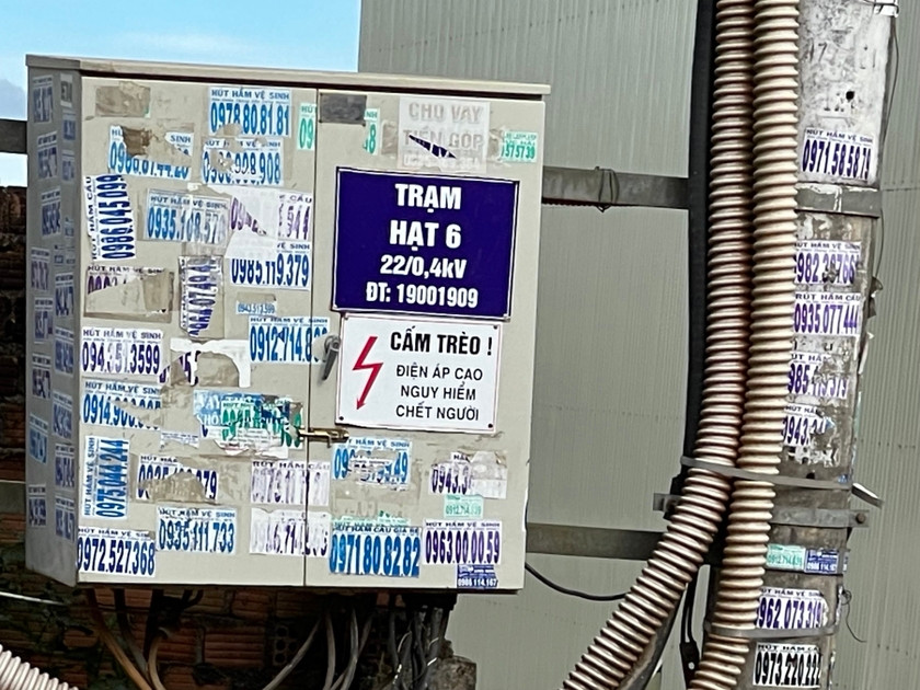 Việc quảng cáo, rao vặt không đúng quy định gây mất mỹ quan đô thị. Ảnh: V.T