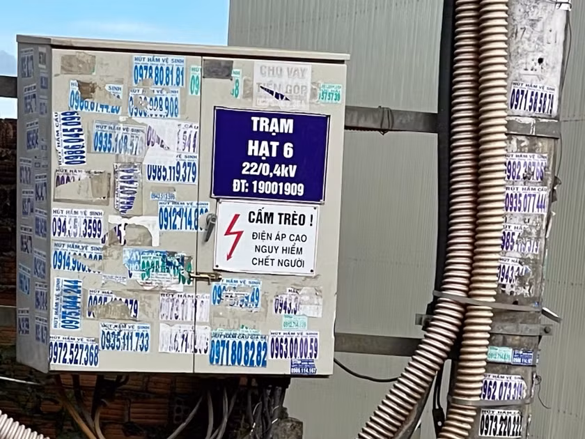 Việc quảng cáo, rao vặt không đúng quy định gây mất mỹ quan đô thị. Ảnh: V.T