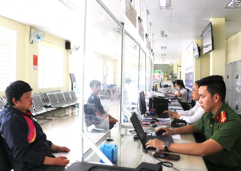 Cán bộ bộ phận một cửa thị xã An Khê giúp người dân giải quyết các thủ tục hành chính. Ảnh: Ngọc Minh Cán bộ bộ phận một cửa thị xã An Khê giúp người dân giải quyết các thủ tục hành chính. Ảnh: Ngọc Minh