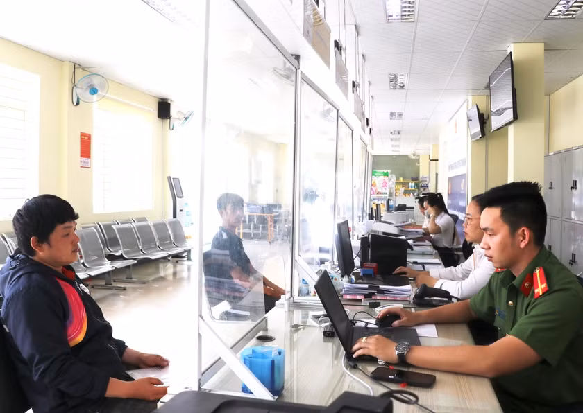 Cán bộ bộ phận một cửa thị xã An Khê giúp người dân giải quyết các thủ tục hành chính. Ảnh: Ngọc Minh