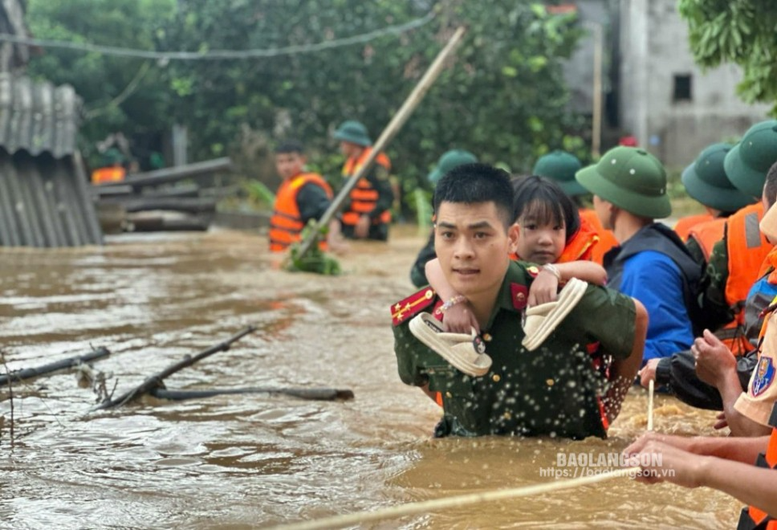 Lực lượng Công an băng mình vào vùng lũ giải cứu nhiều người dân. Ảnh: Báo Lạng Sơn