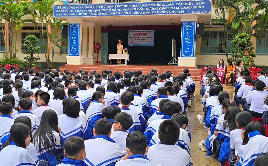 Buổi ngoại khóa tuyên truyền về ATGT cho 3.010 cán bộ, giáo viên, học sinh tại của 3 trường học tại TP. Pleiku. Ảnh: Bá Bính Buổi ngoại khóa tuyên truyền về ATGT cho 3.010 cán bộ, giáo viên, học sinh tại của 3 trường học tại TP. Pleiku. Ảnh: Bá Bính
