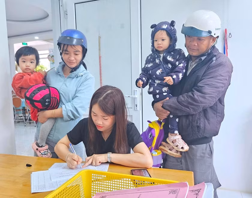 Anh Nguyễn Vĩnh Thành (bìa phải, tổ 8, phường Hoa Lư, TP. Pleiku) đăng ký cho con gái 3 tuổi học hè tại Trường Mầm non Hoa Phong Lan. Ảnh: Mộc Trà