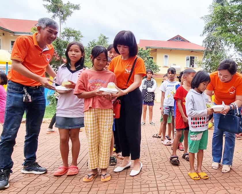 Câu lạc bộ hiến máu nhân đạo “Giọt hồng Pleiku” tặng quà cho trẻ em có hoàn cảnh khó khăn tại Trung tâm Bảo trợ xã hội tổng hợp tỉnh. Ảnh: Hà Phương Câu lạc bộ hiến máu nhân đạo “Giọt hồng Pleiku” tặng quà cho trẻ em có hoàn cảnh khó khăn tại Trung tâm Bảo trợ xã hội tổng hợp tỉnh. Ảnh: Hà Phương