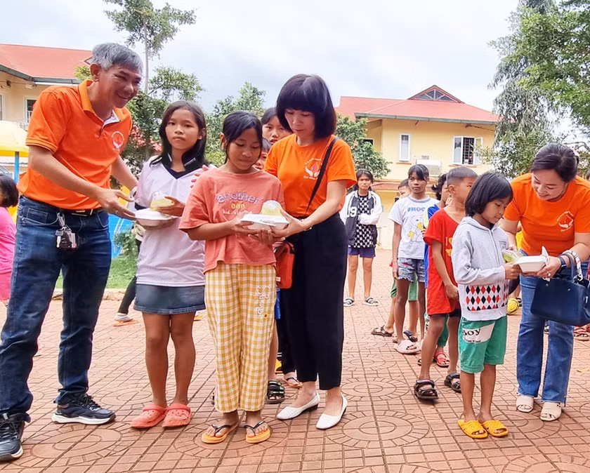 Câu lạc bộ hiến máu nhân đạo “Giọt hồng Pleiku” tặng quà cho trẻ em có hoàn cảnh khó khăn tại Trung tâm Bảo trợ xã hội tổng hợp tỉnh. Ảnh: Hà Phương