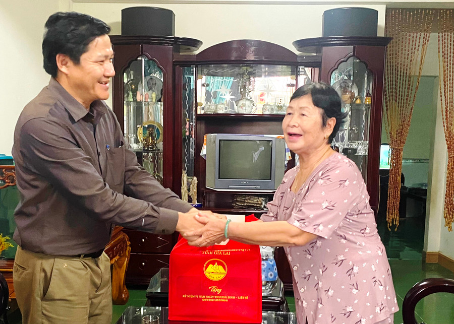 Ủy viên Ban Thường vụ Tỉnh ủy, Phó Chủ tịch Thường trực HĐND tỉnh Trương Văn Đạt thăm, tặng quà thương binh Hoàng Thị Tùng (tổ 2, phường Sông Bờ). Ảnh: Nguyễn Sang Ủy viên Ban Thường vụ Tỉnh ủy, Phó Chủ tịch Thường trực HĐND tỉnh Trương Văn Đạt thăm, tặng quà thương binh Hoàng Thị Tùng (tổ 2, phường Sông Bờ). Ảnh: Nguyễn Sang