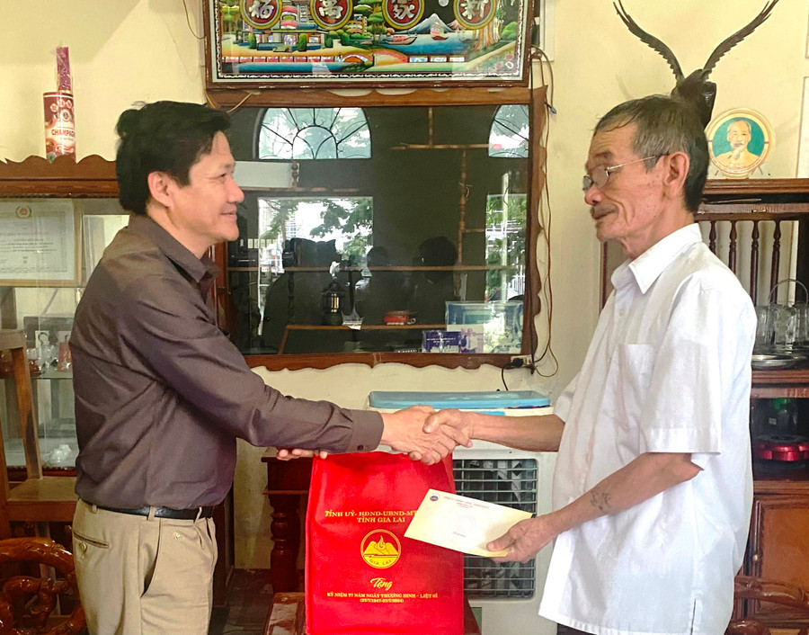 Phó Chủ tịch Thường trực HĐND tỉnh Trương Văn Đạt thăm, tặng quà thương binh Nguyễn Hữu Hành (Bôn Hoai, xã Chư Băh). Ảnh: Nguyễn Sang Phó Chủ tịch Thường trực HĐND tỉnh Trương Văn Đạt thăm, tặng quà thương binh Nguyễn Hữu Hành (Bôn Hoai, xã Chư Băh). Ảnh: Nguyễn Sang