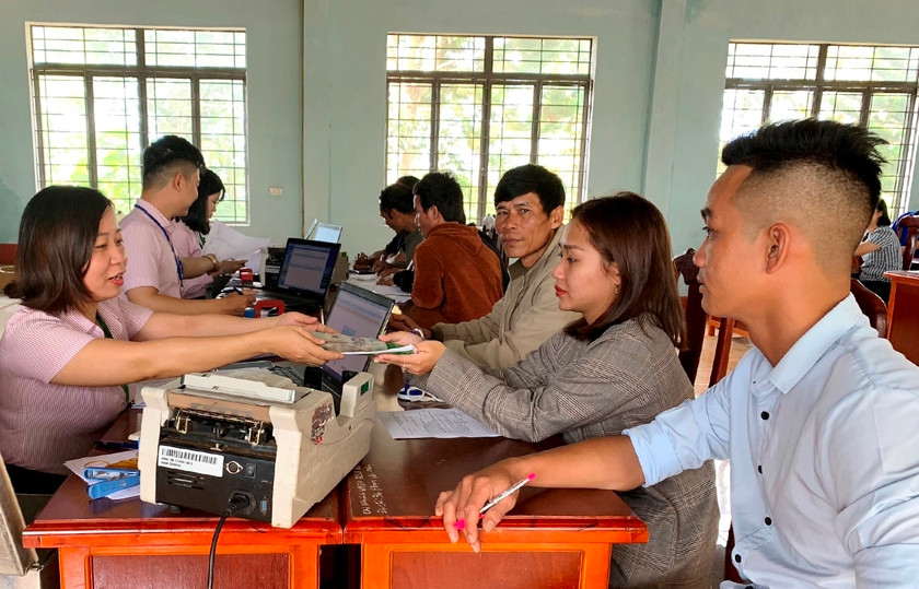 Phòng Giao dịch Ngân hàng Chính sách Xã hội huyện Chư Sê giải ngân vốn cho lao động vay đi làm việc ở nước ngoài theo hợp đồng. Ảnh: Đ.Y Phòng Giao dịch Ngân hàng Chính sách Xã hội huyện Chư Sê giải ngân vốn cho lao động vay đi làm việc ở nước ngoài theo hợp đồng. Ảnh: Đ.Y