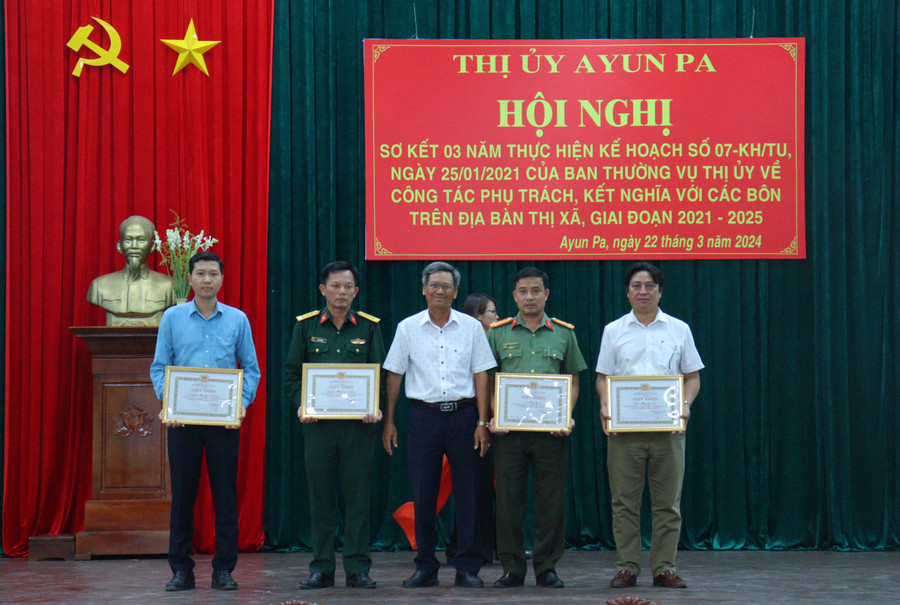 Trao giấy khen của Ban Thường vụ Thị ủy Ayun Pa cho các tập thể và cá nhân có thành tích trong công tác phụ trách kết nghĩa với các buôn dân tộc thiểu số. Ảnh: Nguyễn Sang Trao giấy khen của Ban Thường vụ Thị ủy Ayun Pa cho các tập thể và cá nhân có thành tích trong công tác phụ trách kết nghĩa với các buôn dân tộc thiểu số. Ảnh: Nguyễn Sang