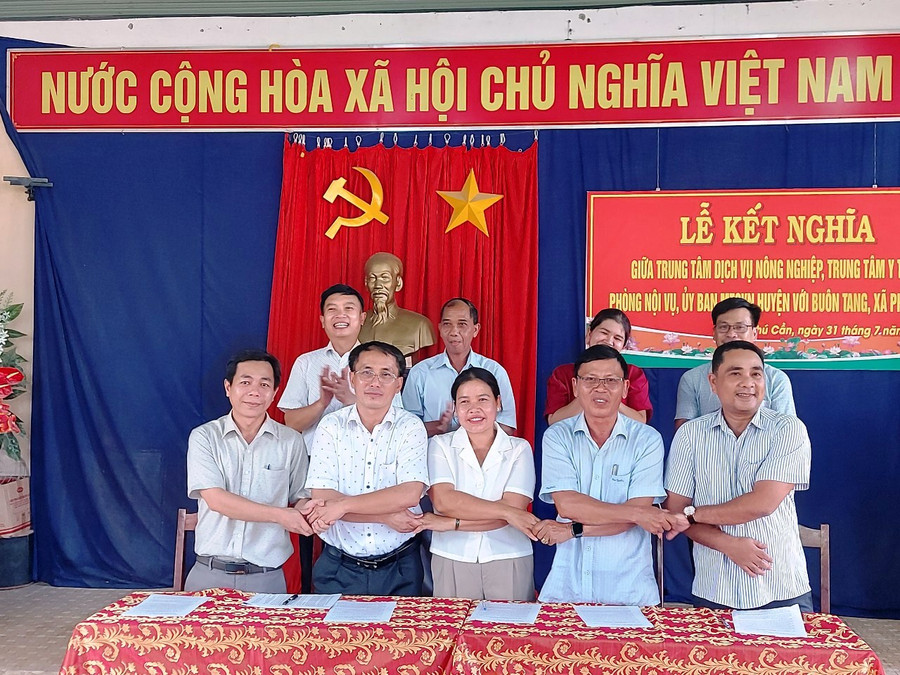 Đại diện lãnh đạo 4 đơn vị ký kết giao ước kết nghĩa với buôn Tang, xã Phú Cần. Ảnh: Ngọc Anh Đại diện lãnh đạo 4 đơn vị ký kết giao ước kết nghĩa với buôn Tang, xã Phú Cần. Ảnh: Ngọc Anh