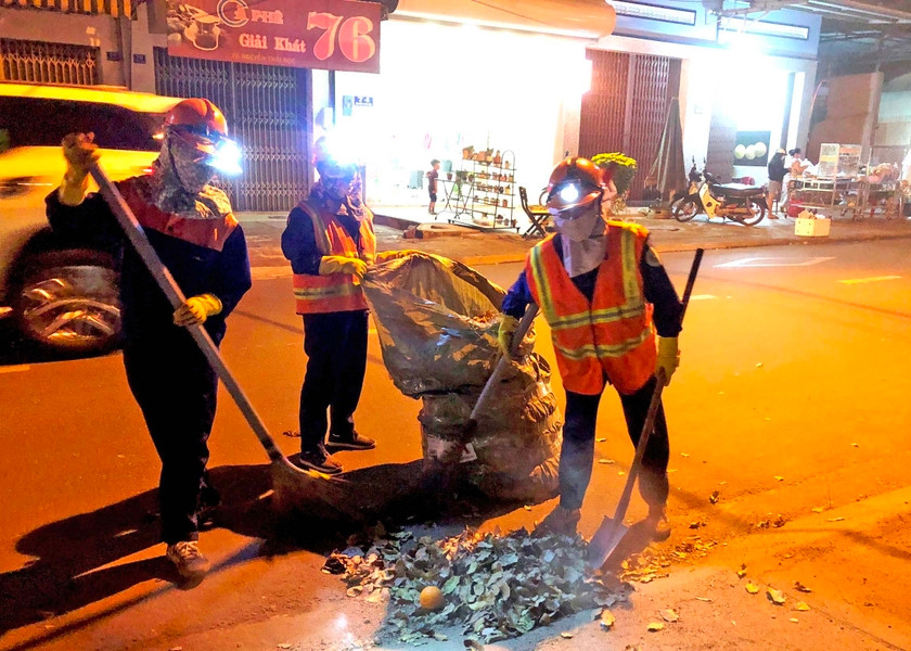 Công nhân môi trường tất bật quét dọn trên đường Nguyễn Thái Học, TP Pleiku. Ảnh: Đinh Yến