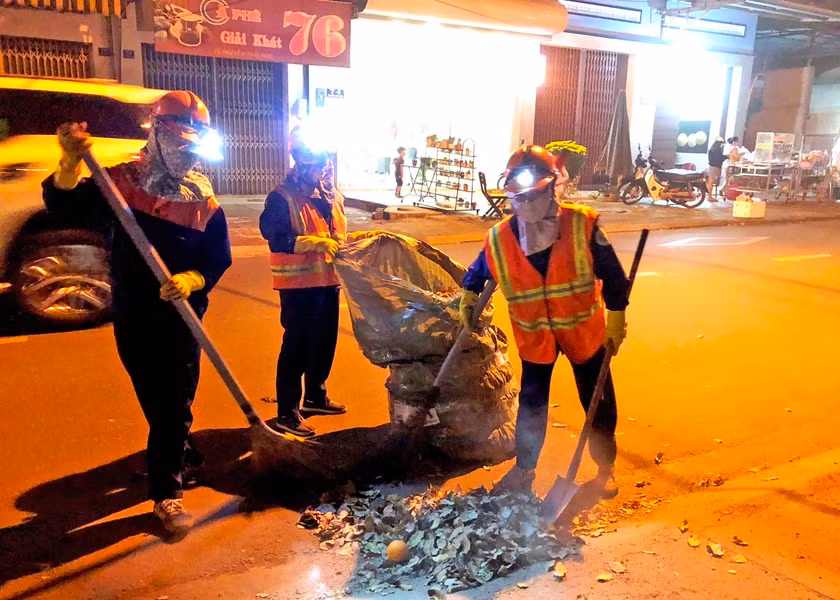 Công nhân môi trường tất bật quét dọn trên đường Nguyễn Thái Học, TP Pleiku. Ảnh: Đinh Yến