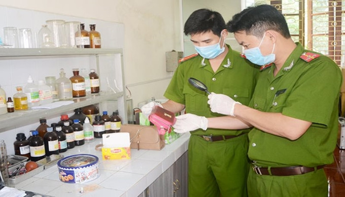 Lực lượng Kỹ thuật hình sự giám định mẫu vật phục vụ công tác điều tra. Ảnh: T.L