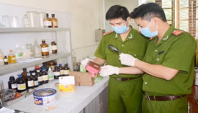 Lực lượng Kỹ thuật hình sự giám định mẫu vật phục vụ công tác điều tra. Ảnh: T.L