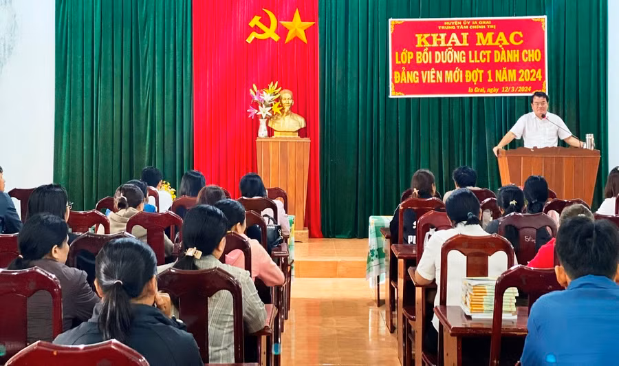 Quang cảnh khai mạc lớp Bồi dưỡng chính trị cho đảng viên mới. Ảnh: Phương Lộc