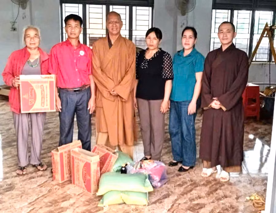 Đoàn từ thiện tặng quà cho người dân xã Ia Blang, huyện Chư Sê. Ảnh: Hồng Ngọc