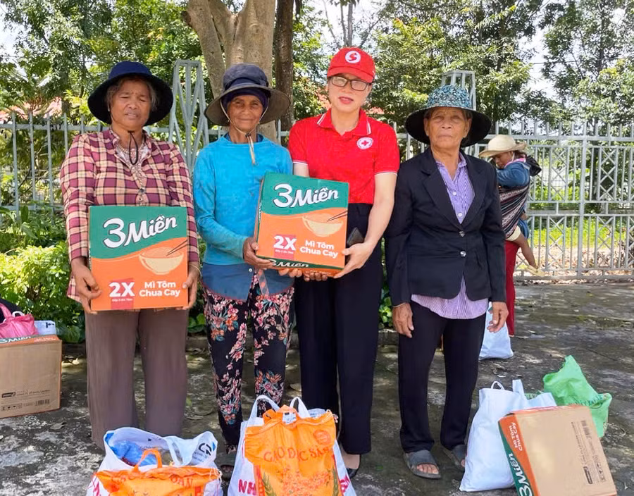 Đoàn từ thiện tặng quà cho người dân xã Lơ Pang, huyện Mang Yang. Ảnh: Hồng Ngọc