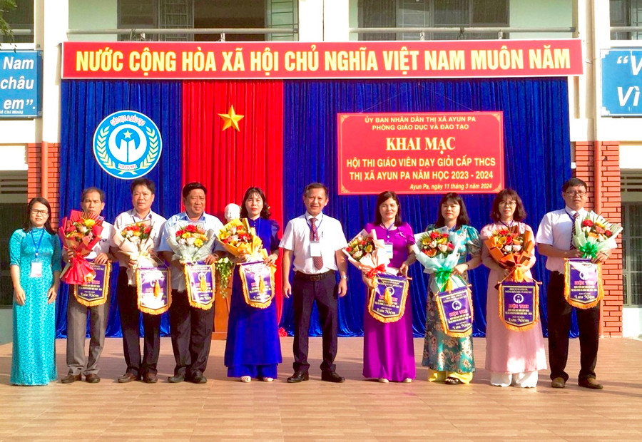 Ban tổ chức trao cờ lưu niệm cho các thí sinh dự thi. Ảnh: Nguyễn Sang Ban tổ chức trao cờ lưu niệm cho các thí sinh dự thi. Ảnh: Nguyễn Sang