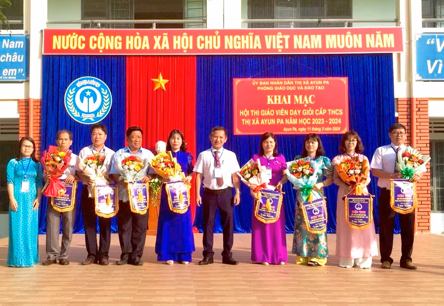 Ban tổ chức trao cờ lưu niệm cho các thí sinh dự thi. Ảnh: Nguyễn Sang