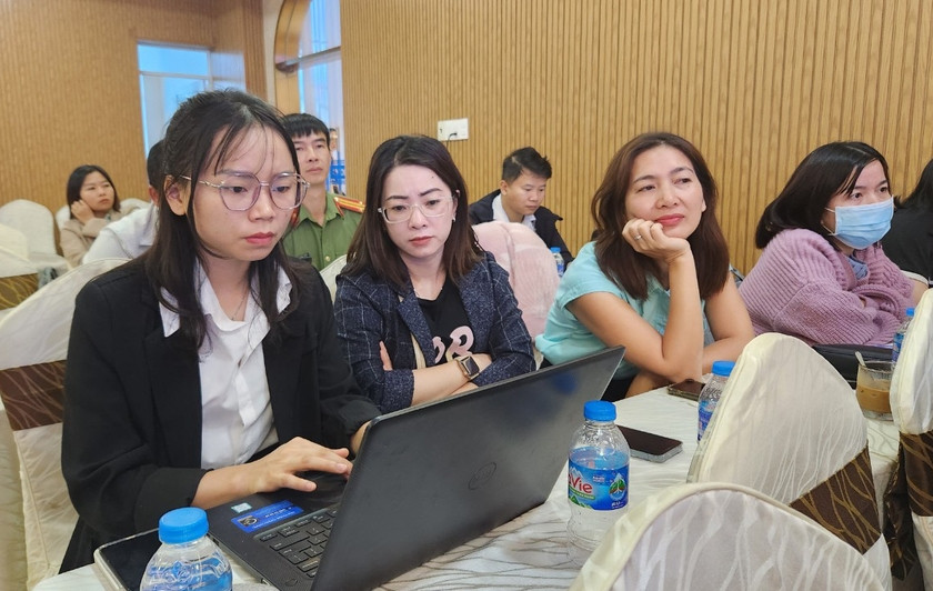 Cán bộ phụ trách công nghệ thông tin của các cơ quan, đơn vị trong tỉnh tham gia buổi diễn tập thực chiến đảm bảo an toàn thông tin mạng năm 2023. Ảnh: Ngọc Sang Cán bộ phụ trách công nghệ thông tin của các cơ quan, đơn vị trong tỉnh tham gia buổi diễn tập thực chiến đảm bảo an toàn thông tin mạng năm 2023. Ảnh: Ngọc Sang