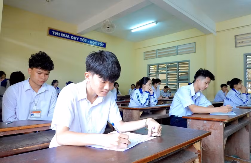 Học sinh lớp 12 của Trường THPT Pleiku tham gia thi thử tốt nghiệp THPT năm 2024. Ảnh: Mộc Trà