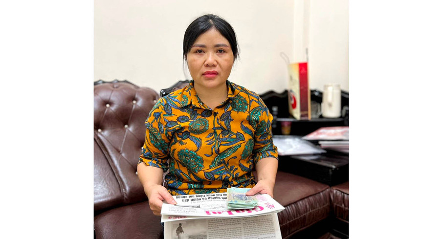 Chị Võ Thị Thuận-mẹ cháu Cương nhận tiền hỗ trợ của Báo Gia Lai và bạn đọc. Ảnh: Đinh Yến Chị Võ Thị Thuận-mẹ cháu Cương nhận tiền hỗ trợ của Báo Gia Lai và bạn đọc. Ảnh: Đinh Yến