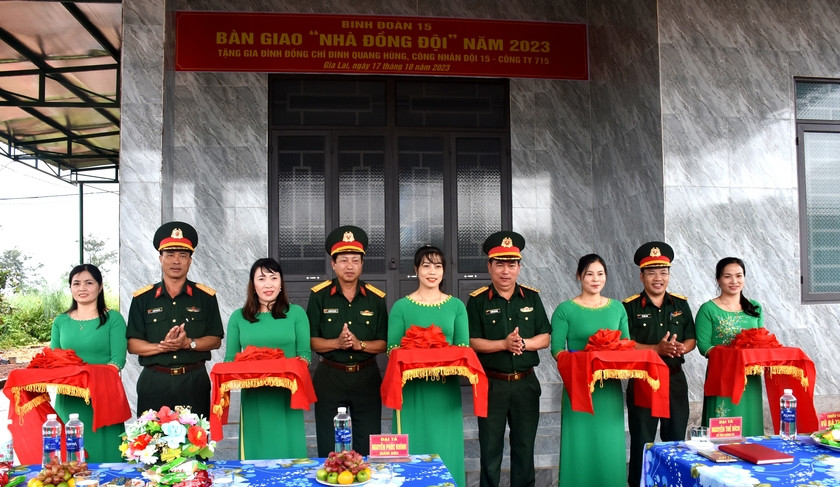 Lãnh đạo Công ty 715 cắt băng khánh thành, bàn giao nhà cho gia đình công nhân Đinh Quang Hùng. Ảnh: Đinh Yến