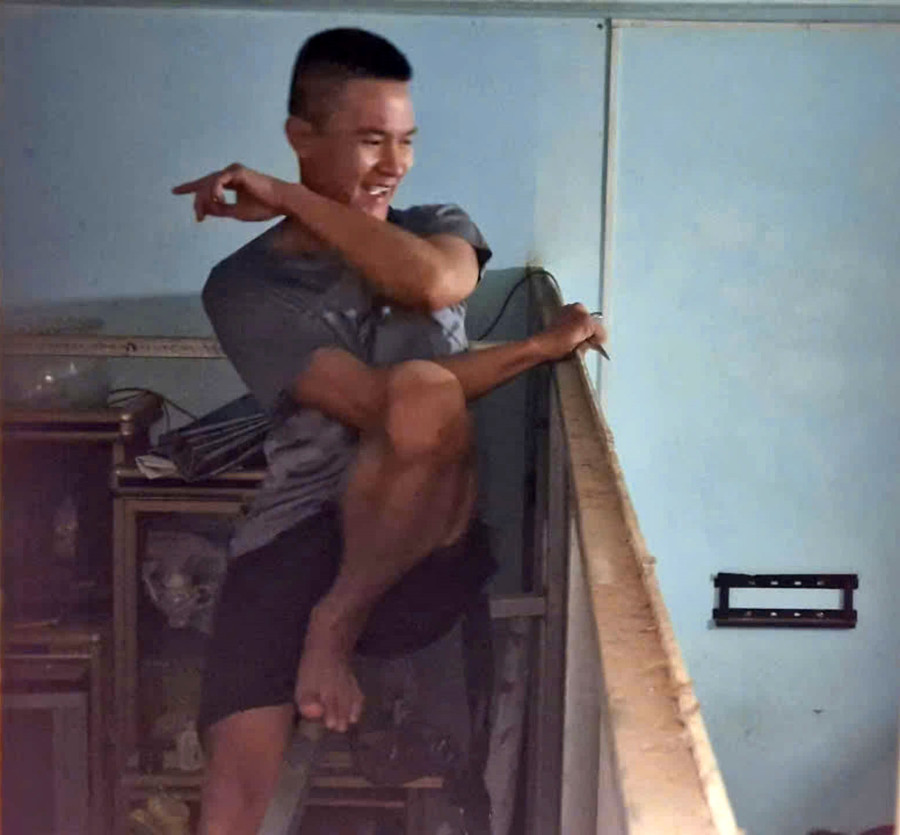 Đối tượng Nguyễn Thành L. nghi ngáo đá" cầm dao cố thủ trong phòng ngủ. Ảnh: K.P Đối tượng Nguyễn Thành L. nghi ngáo đá" cầm dao cố thủ trong phòng ngủ. Ảnh: K.P