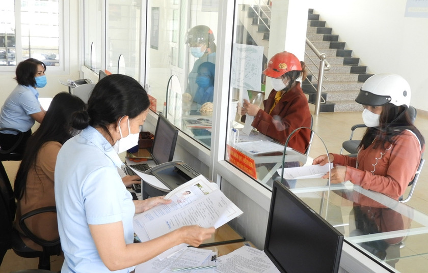 Bộ phận tiếp nhận và trả kết quả thị trấn Chư Ty (huyện Đức Cơ) giải quyết thủ tục hành chính cho người dân. Ảnh: Thanh Nhật Bộ phận tiếp nhận và trả kết quả thị trấn Chư Ty (huyện Đức Cơ) giải quyết thủ tục hành chính cho người dân. Ảnh: Thanh Nhật
