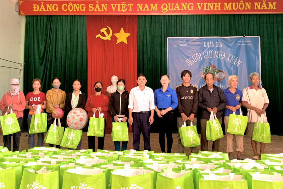 Đại diện Báo Thanh Niên, Thành Đoàn TP. Hồ Chí Minh trao quà Tết cho người dân xã Hà Tây, huyện Chư Păh. Ảnh: H.Đ.T