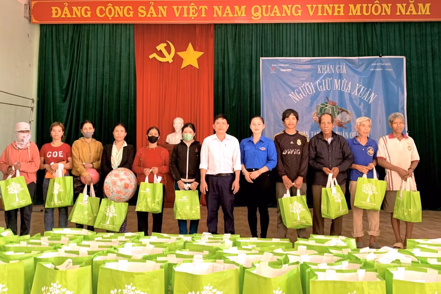 Đại diện Báo Thanh Niên, Thành Đoàn TP. Hồ Chí Minh trao quà Tết cho người dân xã Hà Tây, huyện Chư Păh. Ảnh: H.Đ.T