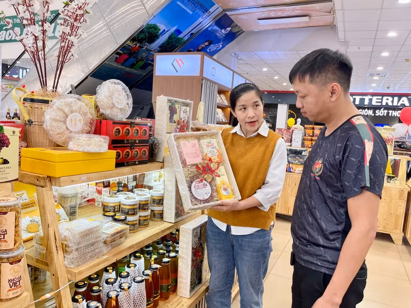 Việc chủ động hàng hóa tập trung vào các mặt hàng thiết yếu phục vụ người dân mua sắm Tết. Ảnh: V.T