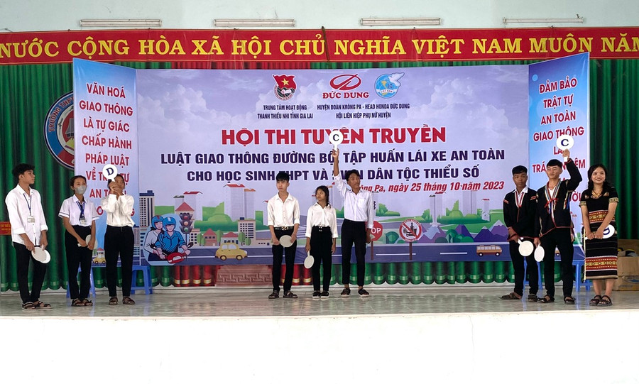 Các em học sinh tham gia thi trả lời trắc nghiệm tìm hiểu về luật ATGT. Ảnh: Hà Thành