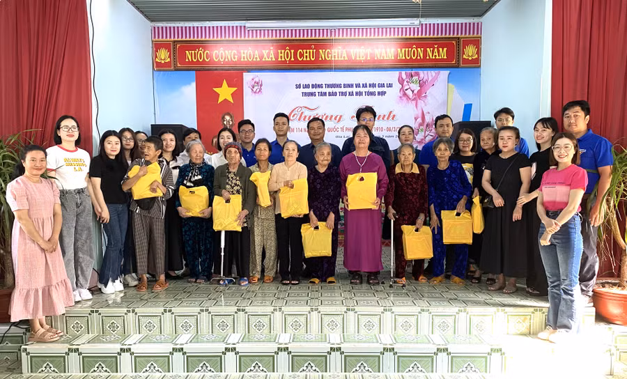 Đại diện lãnh đạo Ban quản lý các dự án đầu tư xây dựng tỉnh tặng quà 41 cụ bà tại Trung tâm Bảo trợ xã hội tổng hợp tỉnh. Ảnh: Hà Thành