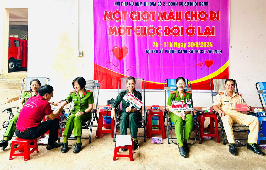 Cán bộ phụ nữ, đoàn thanh niên Công an tỉnh Gia Lai tham gia hiến máu tình nguyện. Ảnh: Hồng Ngọc