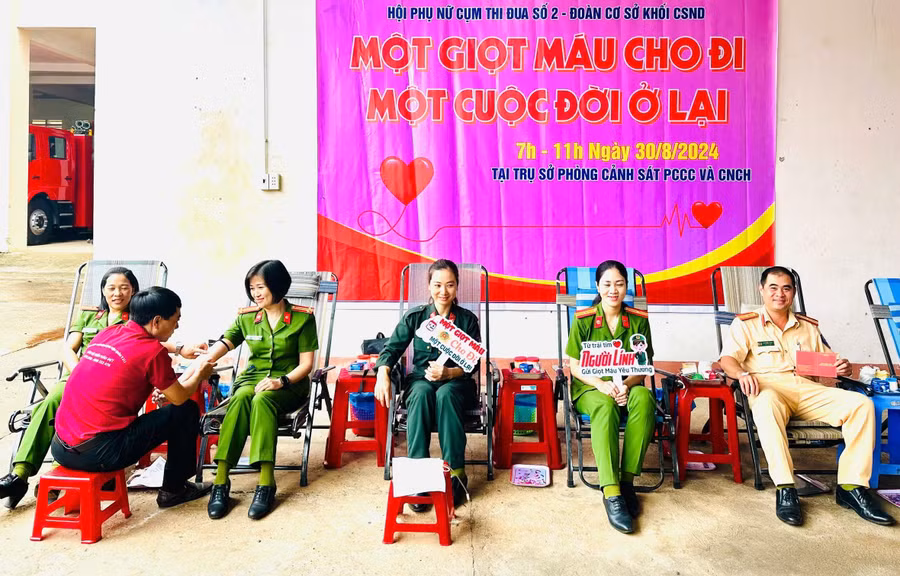 Cán bộ phụ nữ, đoàn thanh niên Công an tỉnh Gia Lai tham gia hiến máu tình nguyện. Ảnh: Hồng Ngọc