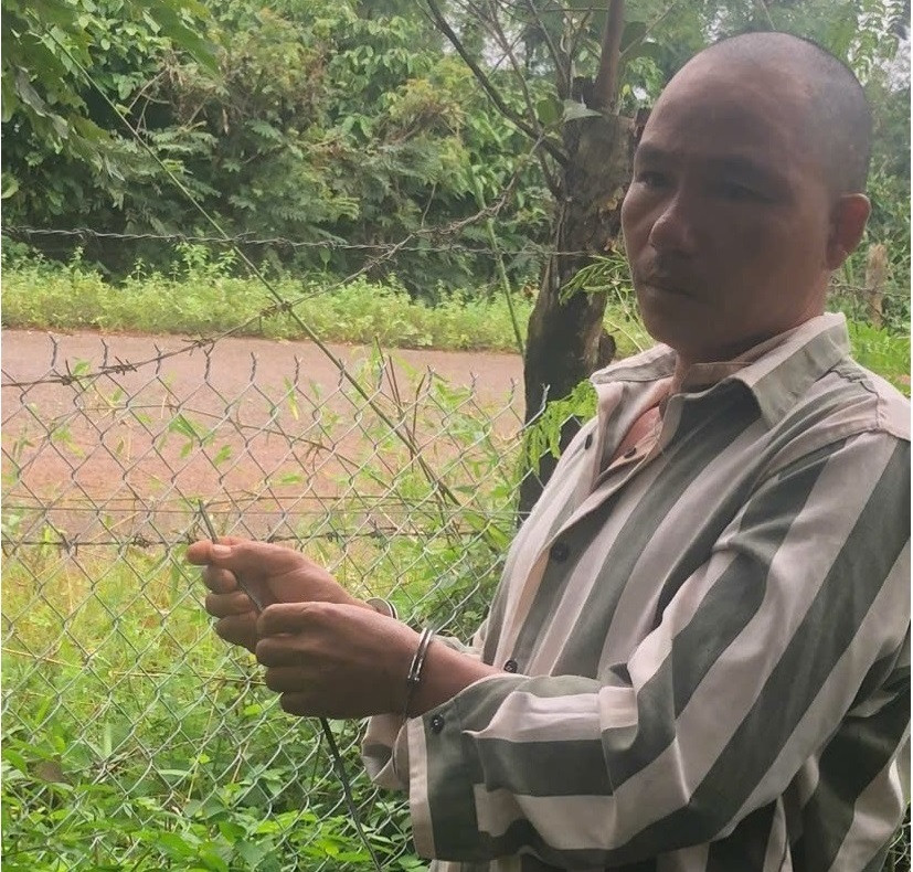 Đối tượng Nguyễn Khắc Đạt bị Công an huyện Chư Sê tạm giữ để phục vụ điều tra về hành vi dùng bẫy điện chống trộm gây chết người. Ảnh: Lê Ánh