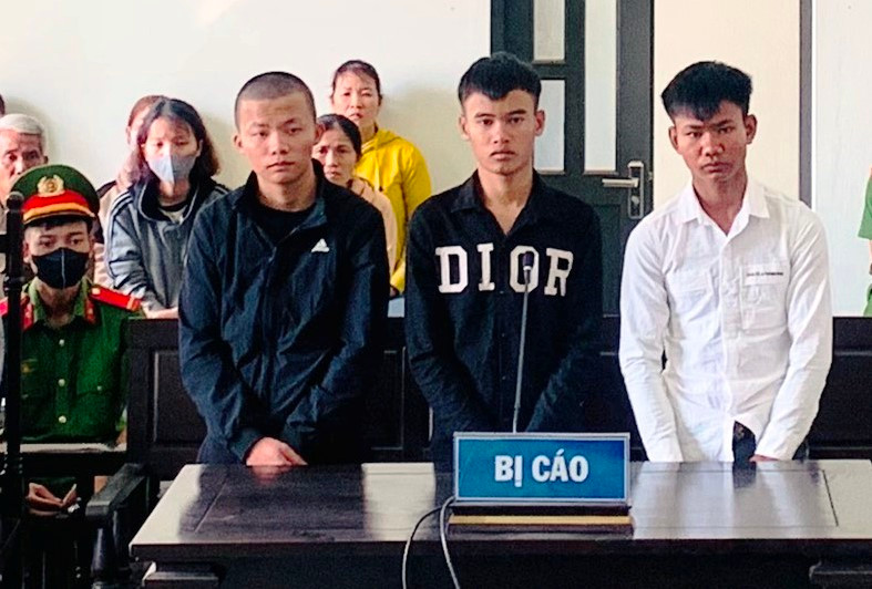 3 bị cáo: Lê Quốc Tâm, Đinh Giang Runi Siêu, Đinh Hoàng tại phiên tòa. Ảnh Chí Linh