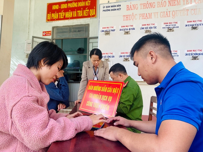 Lực lượng chức năng phường Đoàn Kết (thị xã Ayun Pa) hướng dẫn người dân cài đặt tài khoản sử dụng dịch vụ công trực tuyến. Ảnh: Nguyễn Sang Lực lượng chức năng phường Đoàn Kết (thị xã Ayun Pa) hướng dẫn người dân cài đặt tài khoản sử dụng dịch vụ công trực tuyến. Ảnh: Nguyễn Sang