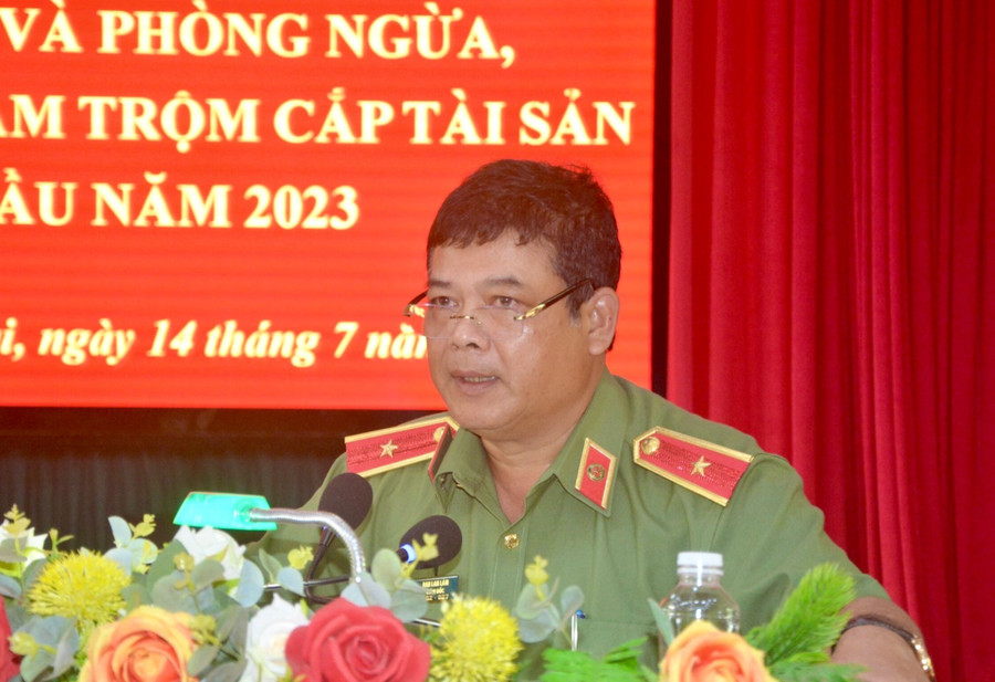 Thiếu tướng Rah Lan Lâm-Ủy viên Ban Thường vụ Tỉnh ủy, Bí thư Đảng ủy, Giám đốc Công an tỉnh phát biểu chỉ đạo buổi hội ý nghiệp vụ. Ảnh: Nông Hòa Thiếu tướng Rah Lan Lâm-Ủy viên Ban Thường vụ Tỉnh ủy, Bí thư Đảng ủy, Giám đốc Công an tỉnh phát biểu chỉ đạo buổi hội ý nghiệp vụ. Ảnh: Nông Hòa