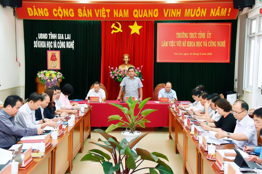 Ủy viên Ban Chấp hành Trung ương Đảng, Bí thư Tỉnh ủy, Chủ tịch HĐND tỉnh Hồ Văn Niên phát biểu tại buổi làm việc. Ảnh: Đức Thụy Ủy viên Ban Chấp hành Trung ương Đảng, Bí thư Tỉnh ủy, Chủ tịch HĐND tỉnh Hồ Văn Niên phát biểu tại buổi làm việc. Ảnh: Đức Thụy