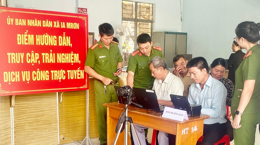 Ra mắt mô hình dịch vụ công trực tuyến tại xã Ia Ma Rơn, huyện Ia Pa. Ảnh: Mai Linh