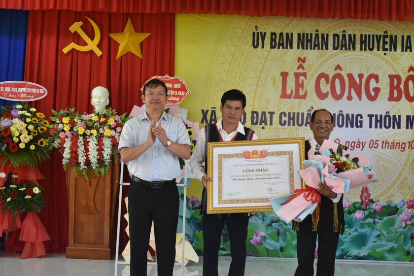 Lãnh đạo xã Ia O (huyện Ia Grai) đón bằng công nhận đạt chuẩn nông thôn mới của Chủ tịch UBND tỉnh. Ảnh: Lam Nguyên