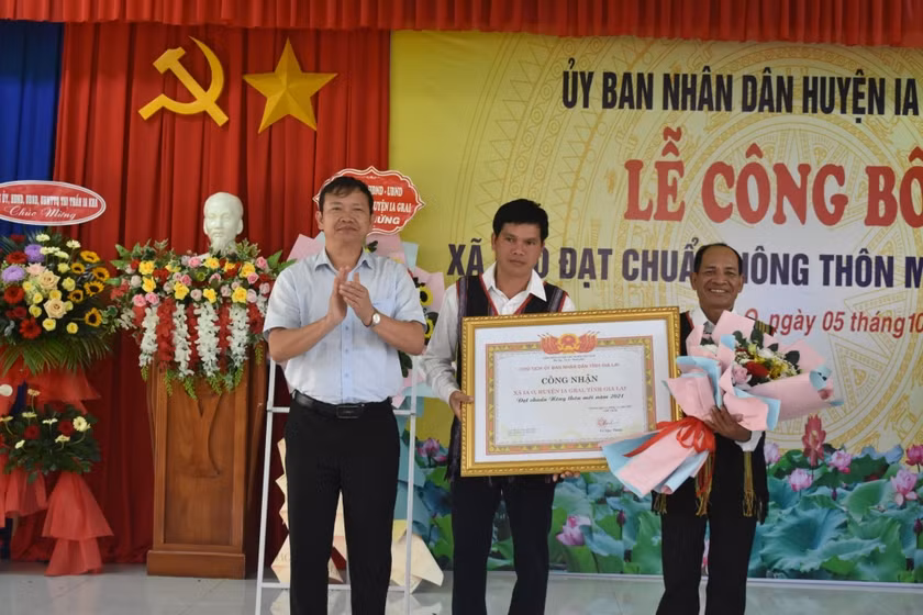 Lãnh đạo xã Ia O (huyện Ia Grai) đón bằng công nhận đạt chuẩn nông thôn mới của Chủ tịch UBND tỉnh. Ảnh: Lam Nguyên